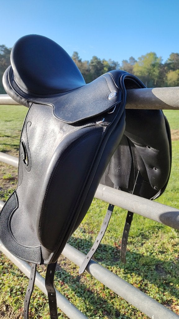 Prestige dressuurzadel 2 jaar, Dieren en Toebehoren, Paarden en Pony's | Zadels, Ophalen, L (17.5 inch), Prestige, Zo goed als nieuw