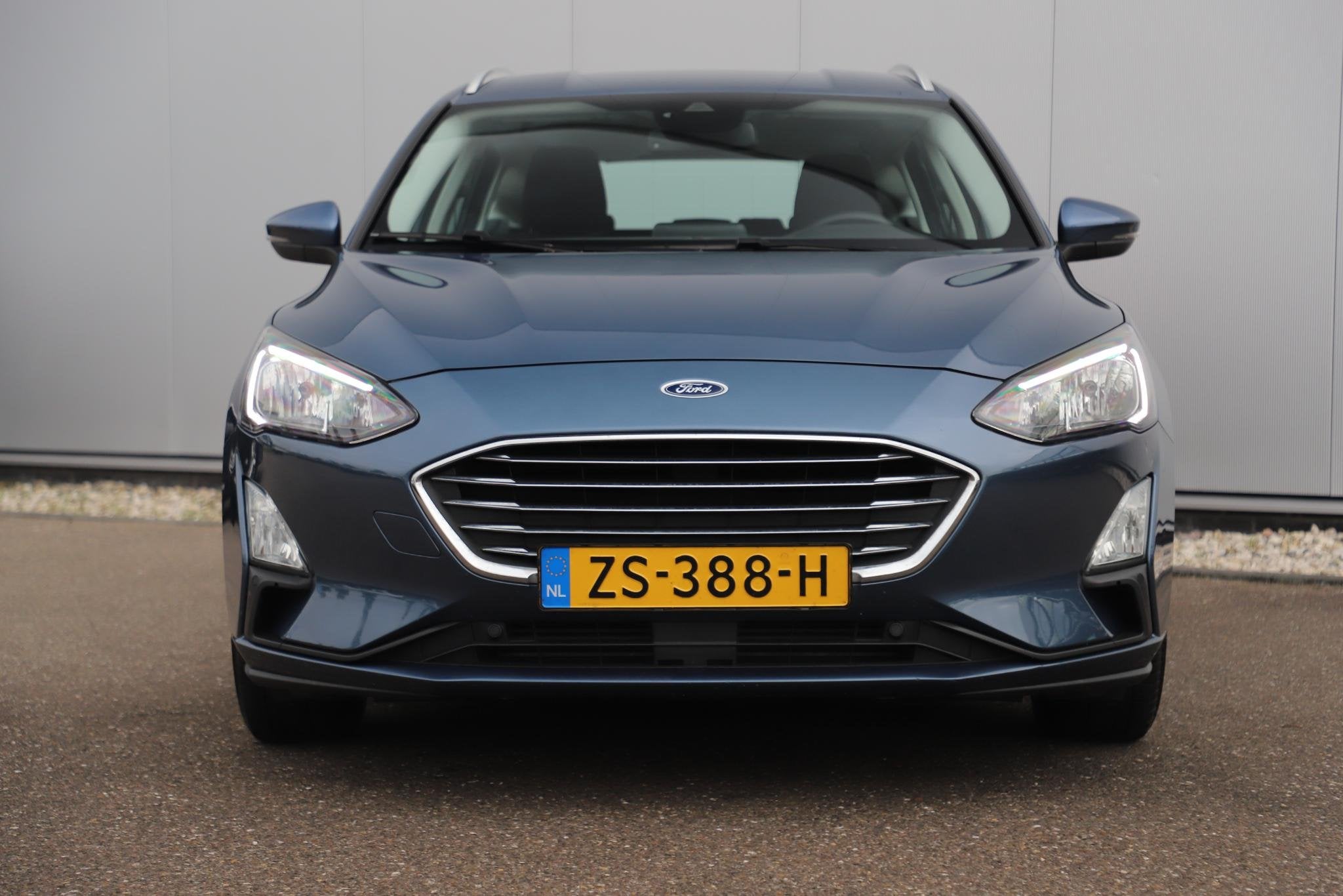 Foto 2 van Ford Focus Wagon 1.5 EcoBoost Titanium Business 150PK Trekha