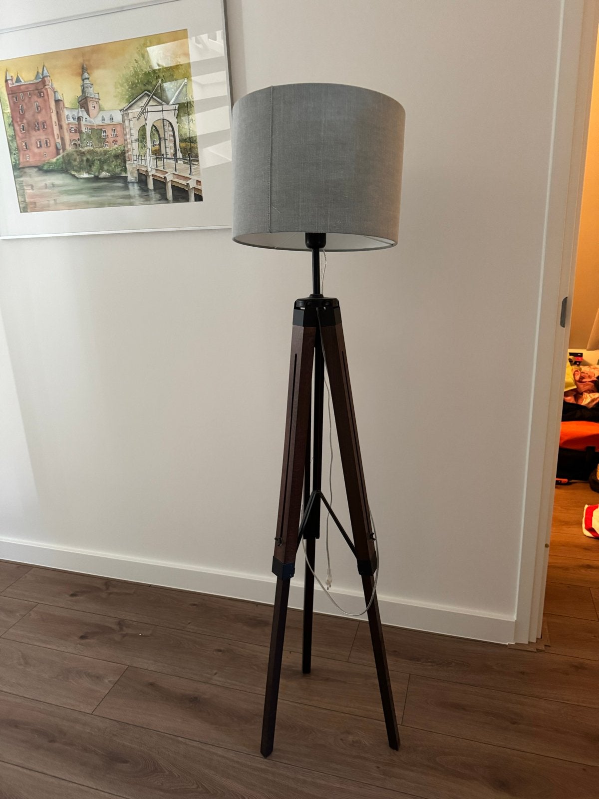 Stijlvolle staande lamp met houten driepoot en stoffen kap, Ophalen, E27 (groot), Zo goed als nieuw, 150 tot 200 cm
