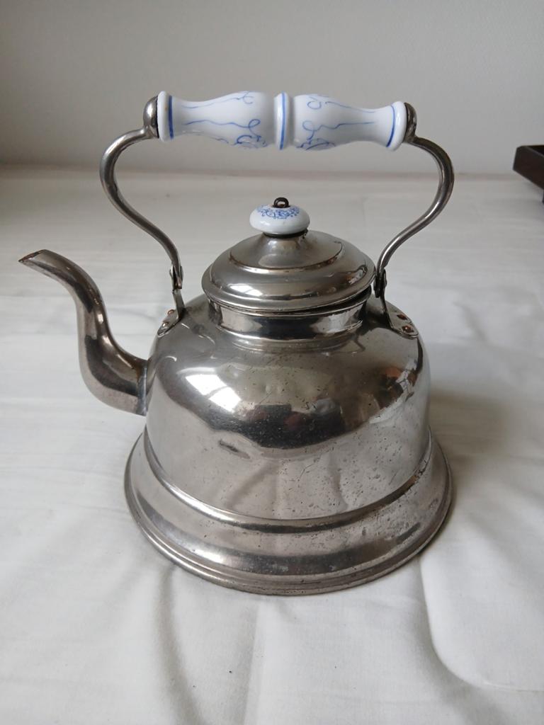 Vintage waterketel met porseleinen handvat en dekseldop, Antiek en Kunst, Antiek | Keukenbenodigdheden, Ophalen of Verzenden