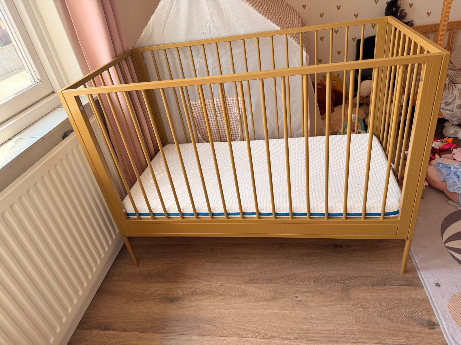 Goudkleurig Ledikant Coming Kids met matras en dekens, Ophalen, Zo goed als nieuw, Ledikant