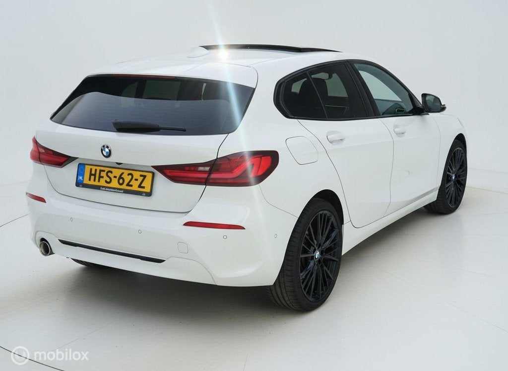 BMW 1-serie 118i M Sport|PANO|STOELVERW|LED|CARPLAY|CRUISE, Auto's, BMW, Achterwielaandrijving, Gebruikt, Wit, Leder