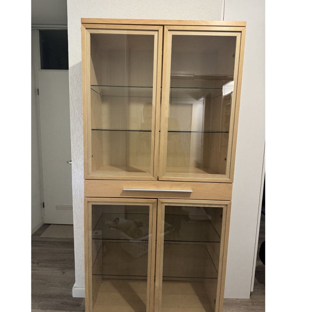 IKEA vitrinekast berkenkleur met glazen deuren en lade, Ophalen, Met deur(en), 50 tot 100 cm, Zo goed als nieuw