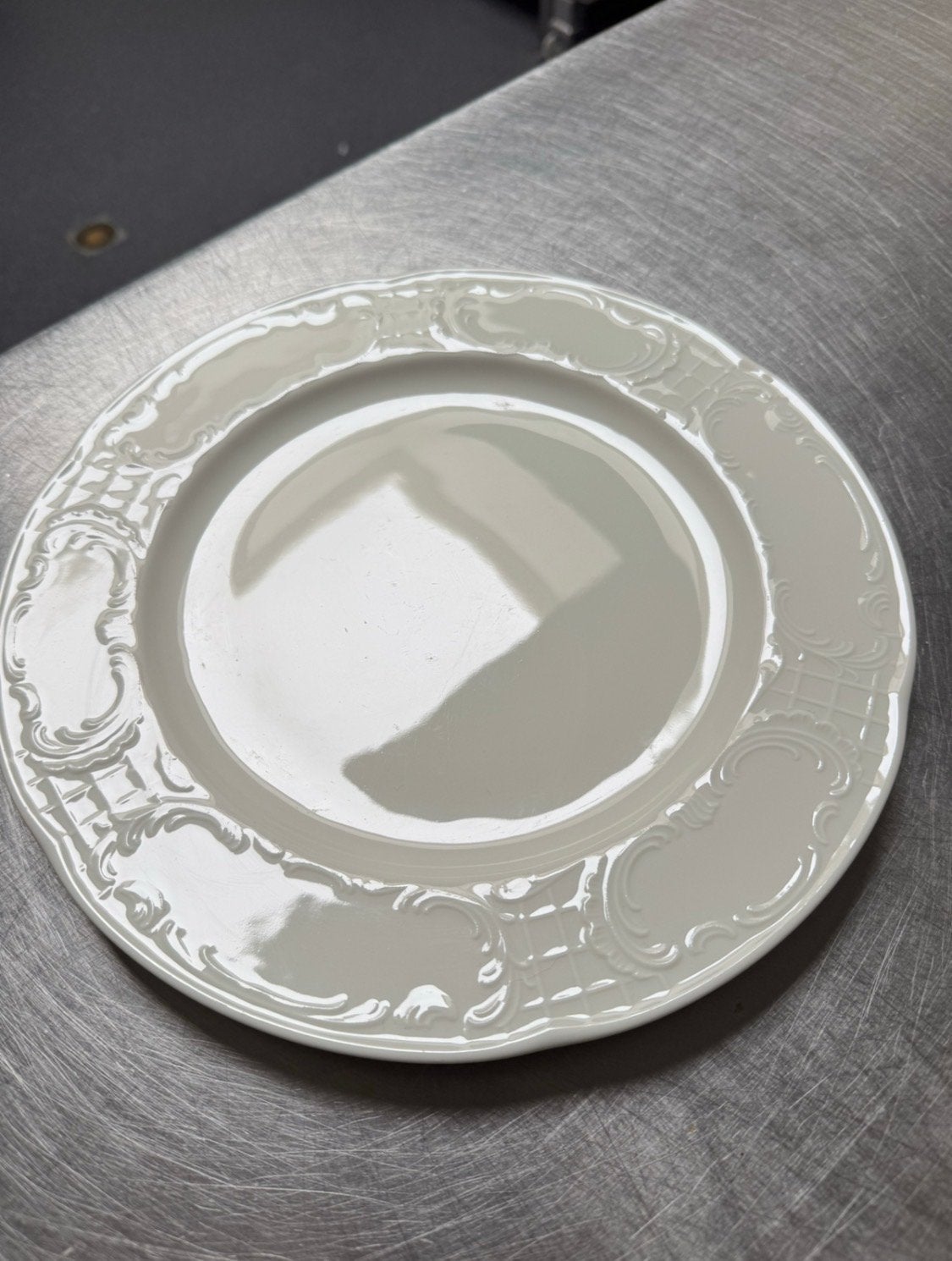 Roomwitte pannenkoekenborden met decoratieve rand - 28 cm, Ophalen, Zo goed als nieuw, Bord(en), Klassiek