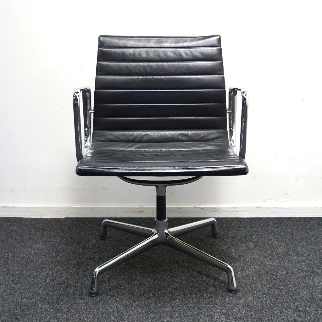 Vitra Eames EA 108 Design Vergaderstoel |Zwart Leer | Chroom, Huis en Inrichting, Stoelen, Gebruikt, -, Zwart, -