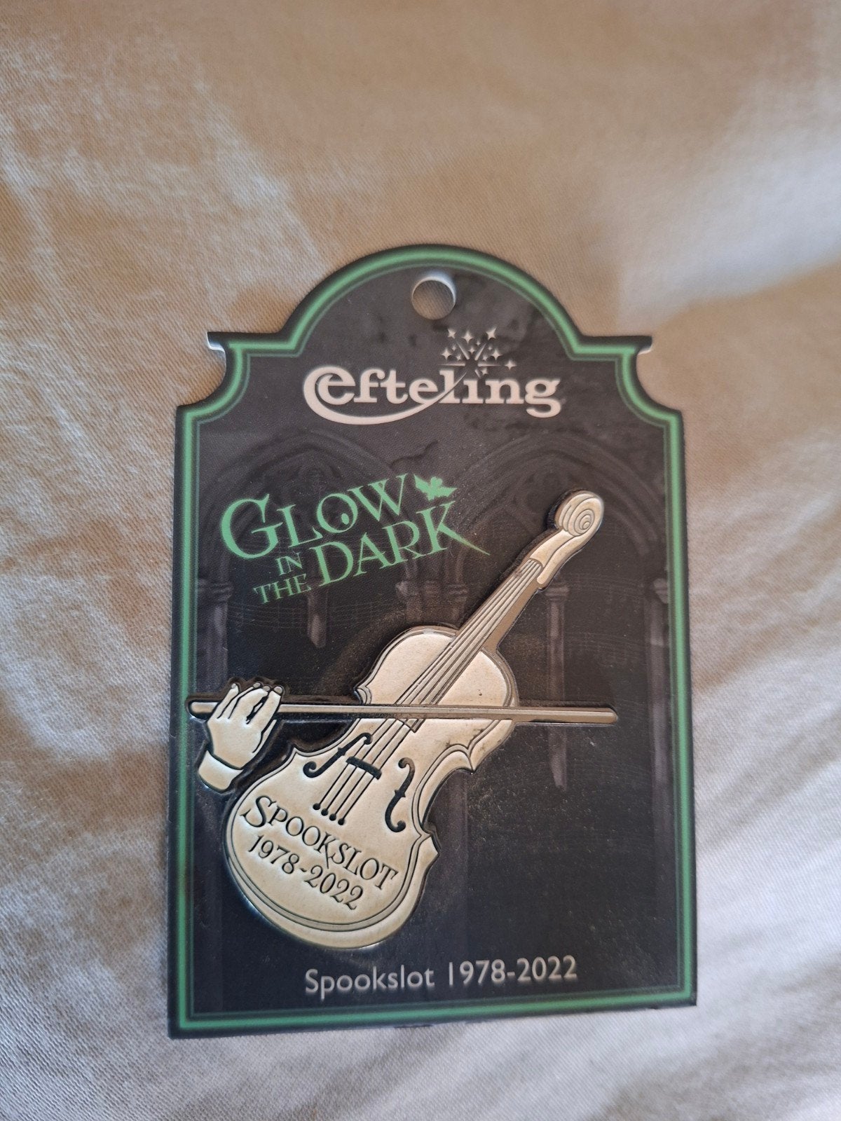 Efteling Spookslot Glow in the Dark Pin 1978-2022, Verzamelen, Efteling, Ophalen of Verzenden, Nieuw, Button of Speldje