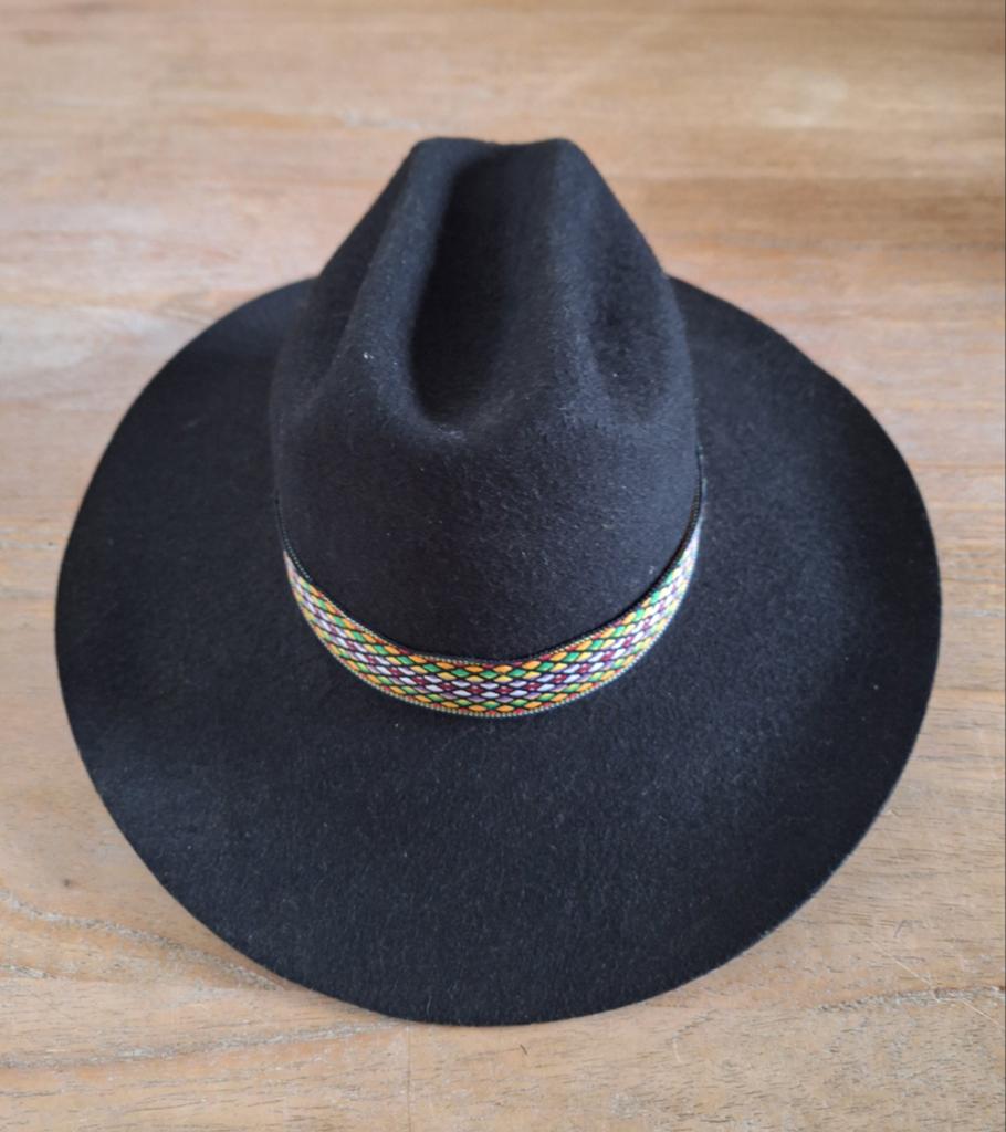 Zwarte wolvilten Cowboyhoed met Kleurrijke band. mt M, Kleding | Heren, Hoeden en Petten, Ophalen of Verzenden, Zo goed als nieuw