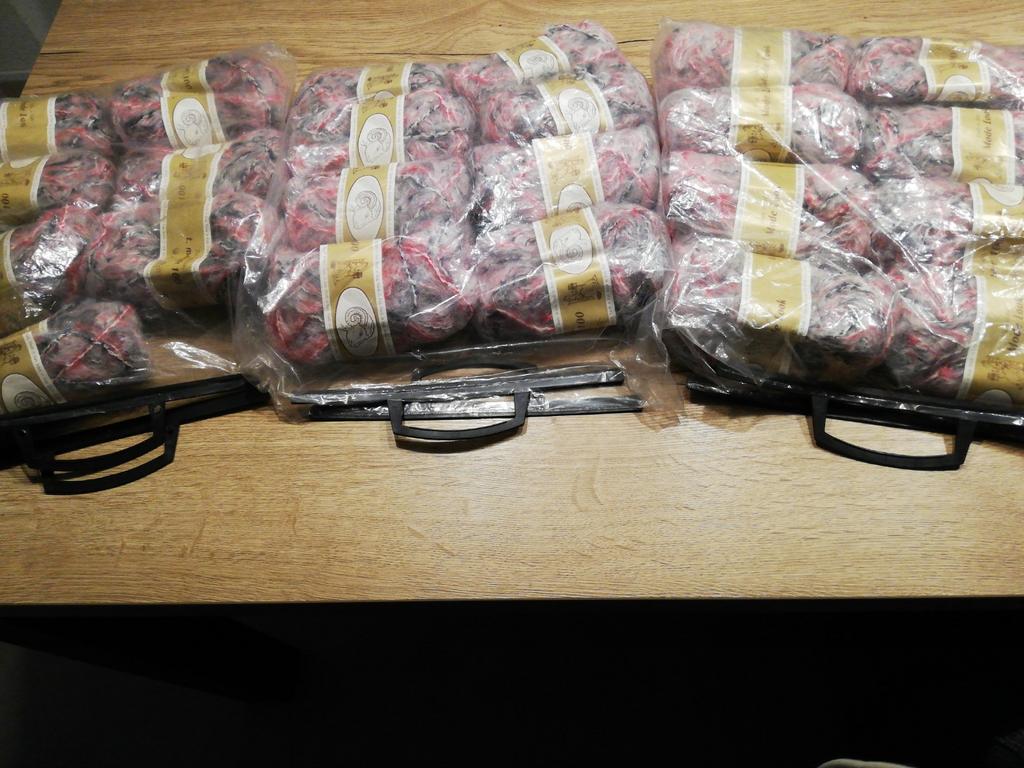 Mohair wol, 23 bollen, roze/zwart/wit, Ophalen of Verzenden, Zo goed als nieuw, Breien of Haken, Wol of Garen