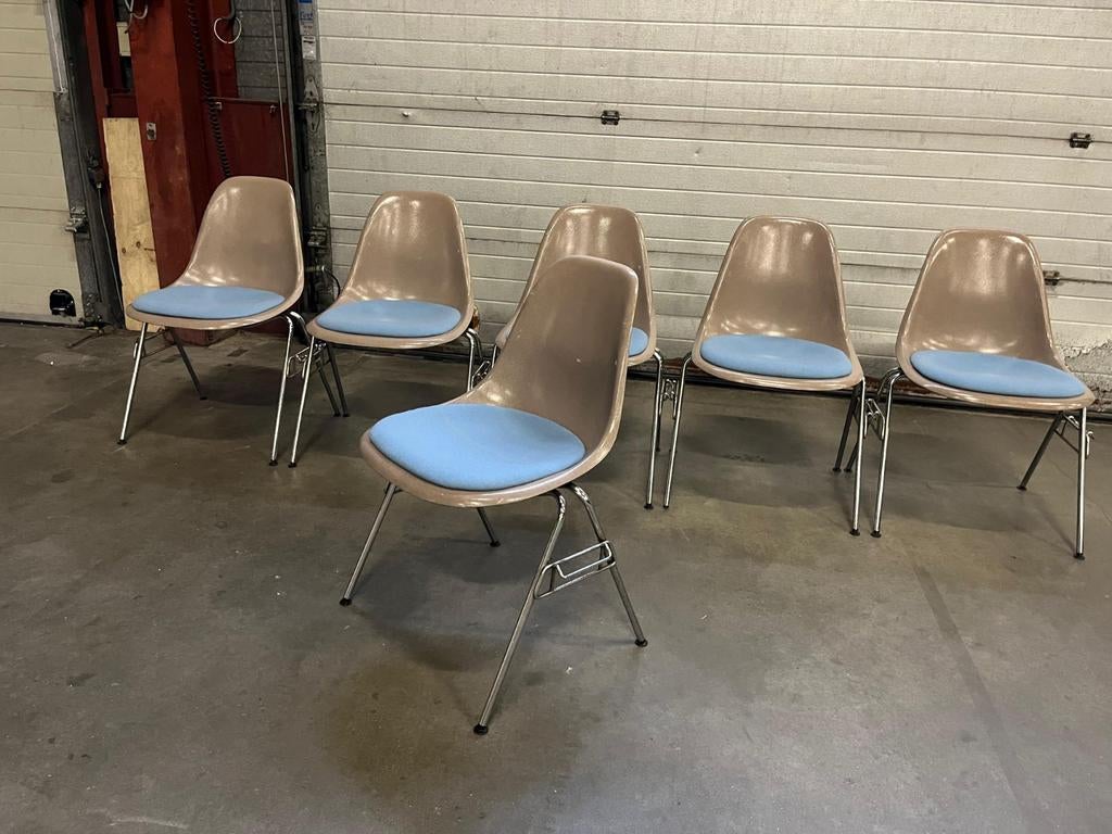 Set van 6 Vintage Eames Fiberglass Side stacking 175 euro ps, Huis en Inrichting, Stoelen, Ophalen, Gebruikt, Bruin, Vintage