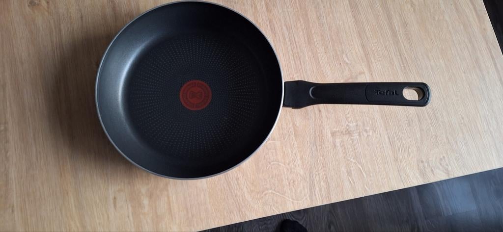 Tefal koekenpan Resist Essential diameter 24cm, Ophalen, Keramische plaat, Koekenpan of Braadpan, Nieuw