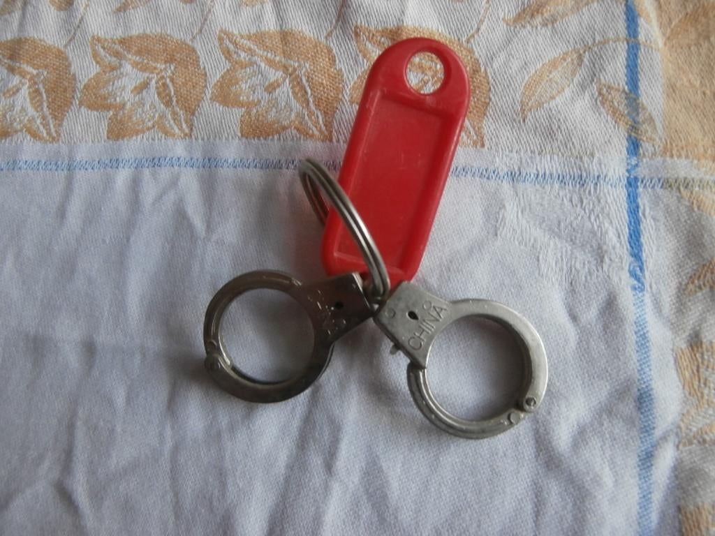 sleutelhanger mini handboeien handboei Politie met label, Verzamelen, Ophalen of Verzenden, Zo goed als nieuw, Overige typen