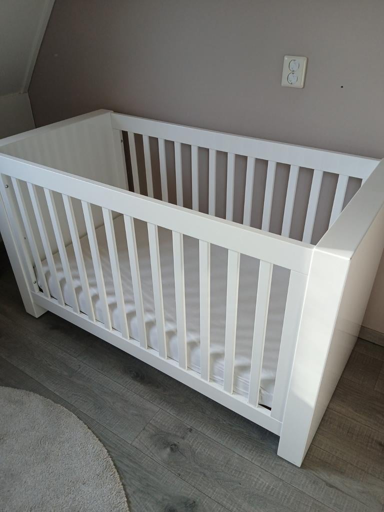 Witte hoogglans babykamer te koop, Kinderen en Baby's, Kinderkamer | Complete kinderkamers, Ophalen of Verzenden, Zo goed als nieuw