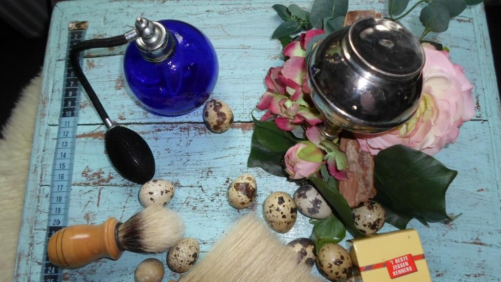 KAPPERS SPUIT EN OUD FLESJE VOOR EAU DE COLOGNE., Antiek en Kunst, Ophalen of Verzenden