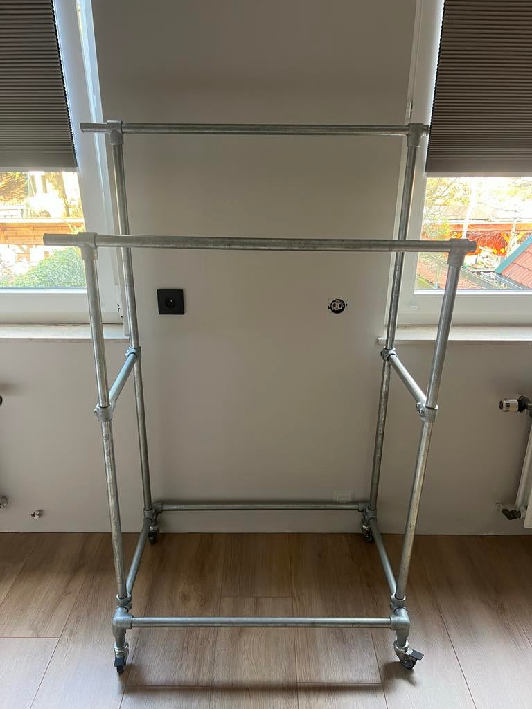 Stevig kledingrek van steigerbuis verrijdbaar., Kleding | Dames, Kledingrekken, Ophalen, Met wielen, Zo goed als nieuw