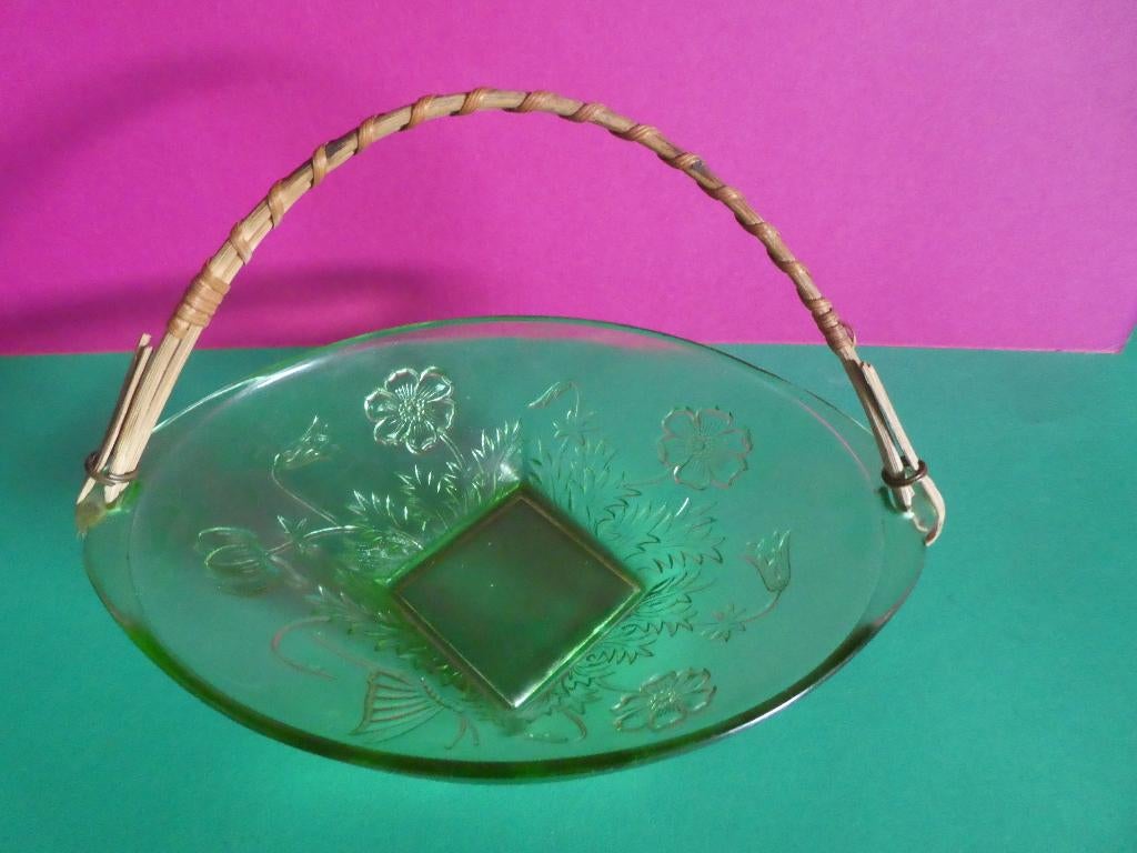 Art Deco groen persglas bonbonsschaaltje, Antiek en Kunst, Antiek | Glas en Kristal, Ophalen of Verzenden