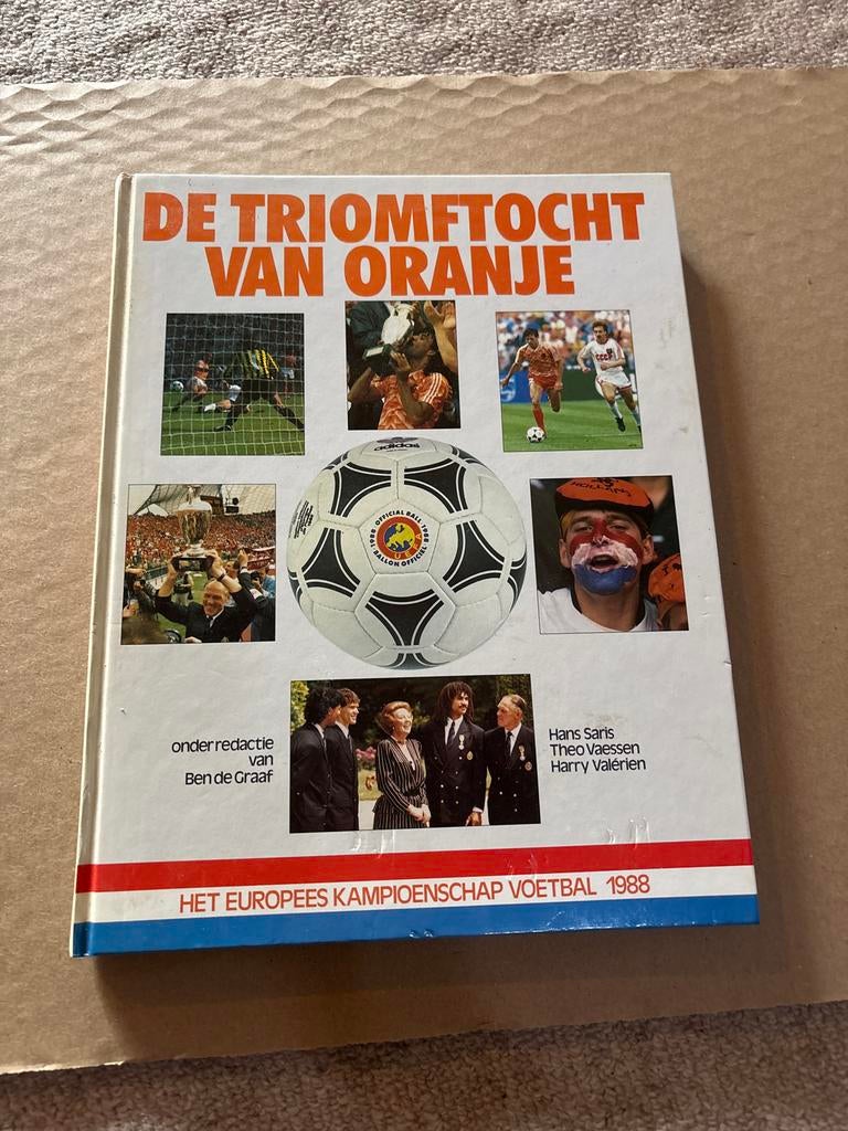 De Triomftocht van Oranje - EK Voetbal 1988, Ophalen of Verzenden, Gelezen, Balsport