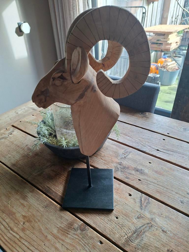 Houten Steenbok op Standaard - Decoratief Beeld, Ophalen of Verzenden, Zo goed als nieuw