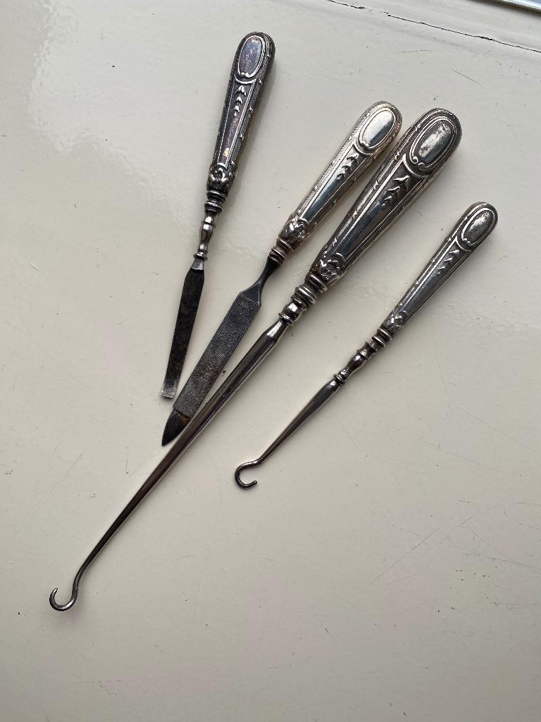 Antiek 935 zilveren manicure / knopenhaak set( 4 delig)., Antiek en Kunst, Verzenden, Zilver