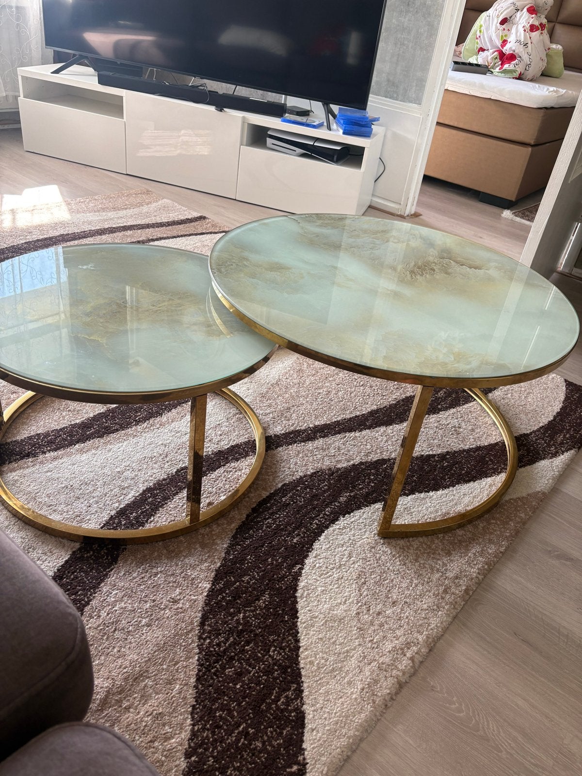 Set van 2 ronde salontafels, goud met marmerlook blad, Huis en Inrichting, Tafels | Salontafels, Ophalen, Rond, 50 tot 100 cm