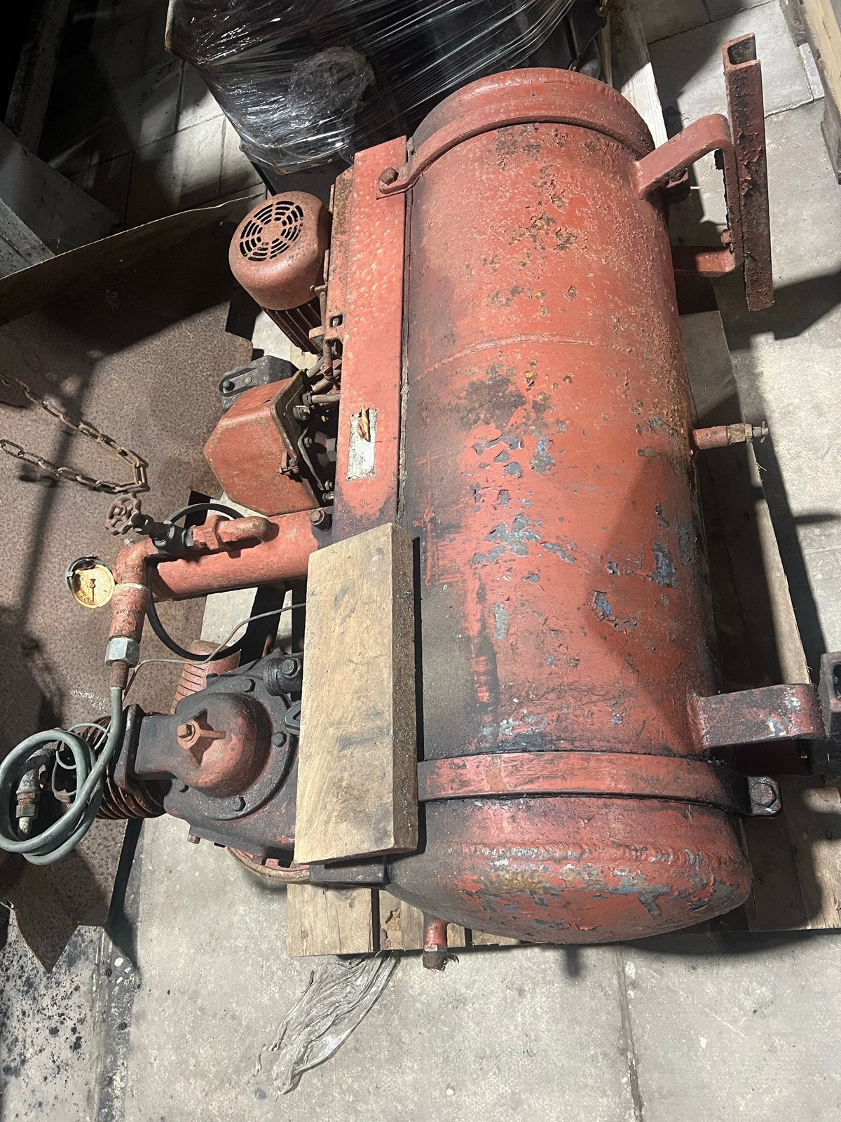 Oude industriële luchtcompressor met tank, Ophalen, Gebruikt, 200 tot 400 liter/min, 6 tot 10 bar
