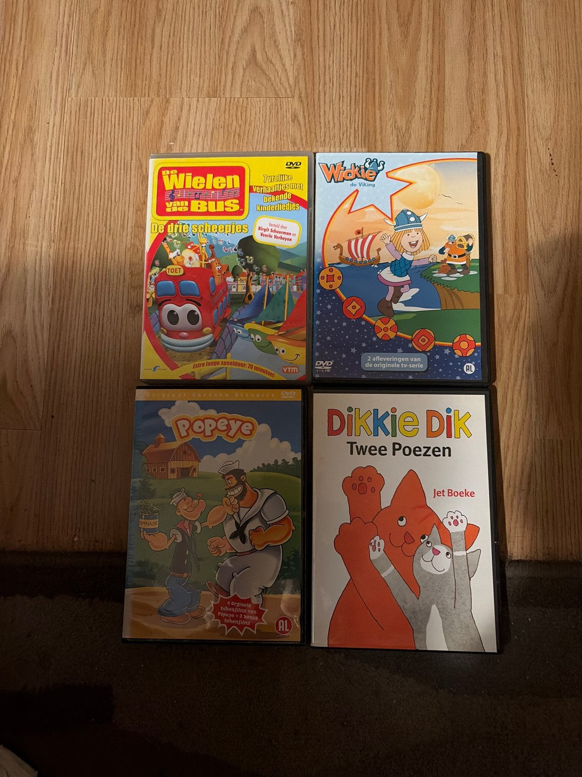 4 Kinder DVD's: Wielen van de Bus, Wickie, Popeye, Dikkie Di, Cd's en Dvd's, Gebruikt, Animatie, Alle leeftijden, Film