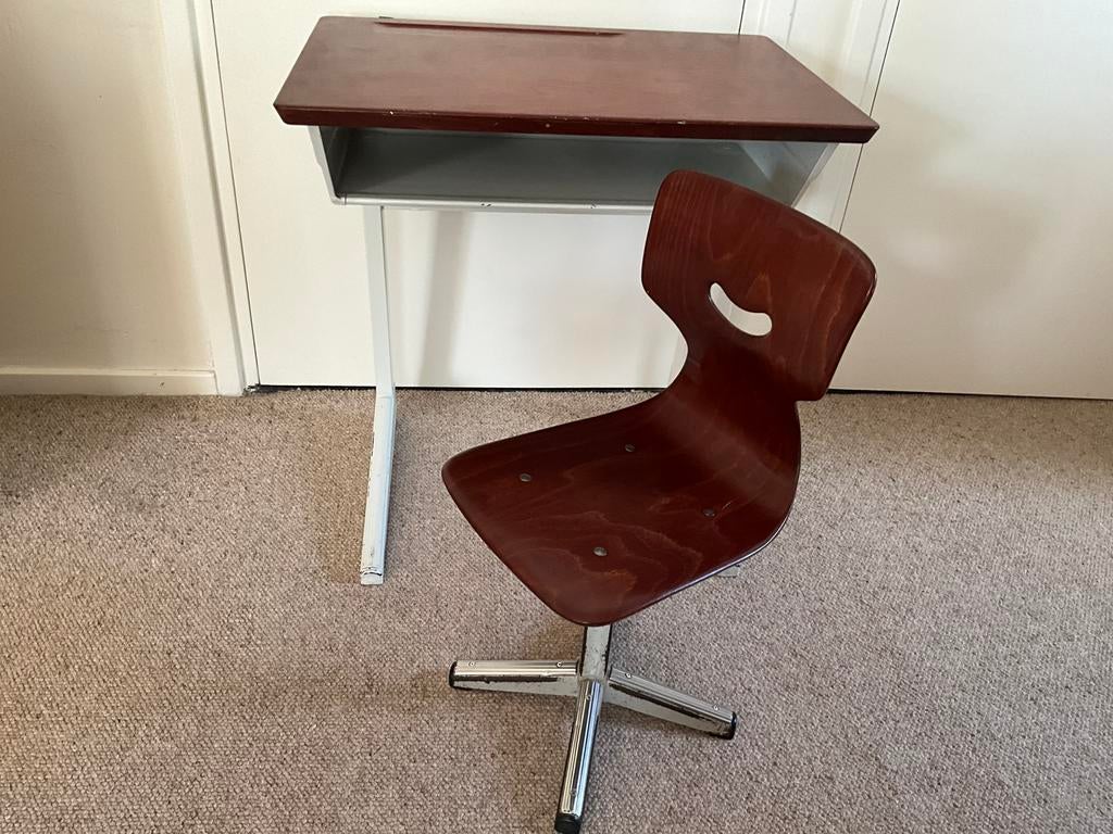 Oud lessenaartje met stoeltje, Kinderen en Baby's, Kinderkamer | Tafels en Stoelen, Ophalen of Verzenden, Gebruikt, Tafel(s) en Stoel(en)