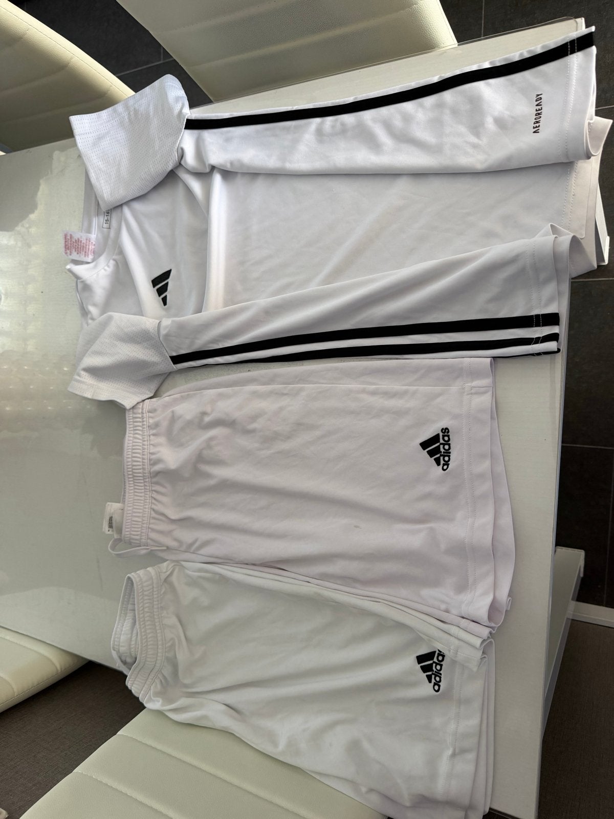 2x Adidas korte broekjes en T-shirts jongens maat 170/176, Kinderen en Baby's, Kinderkleding | Maat 170, Ophalen of Verzenden