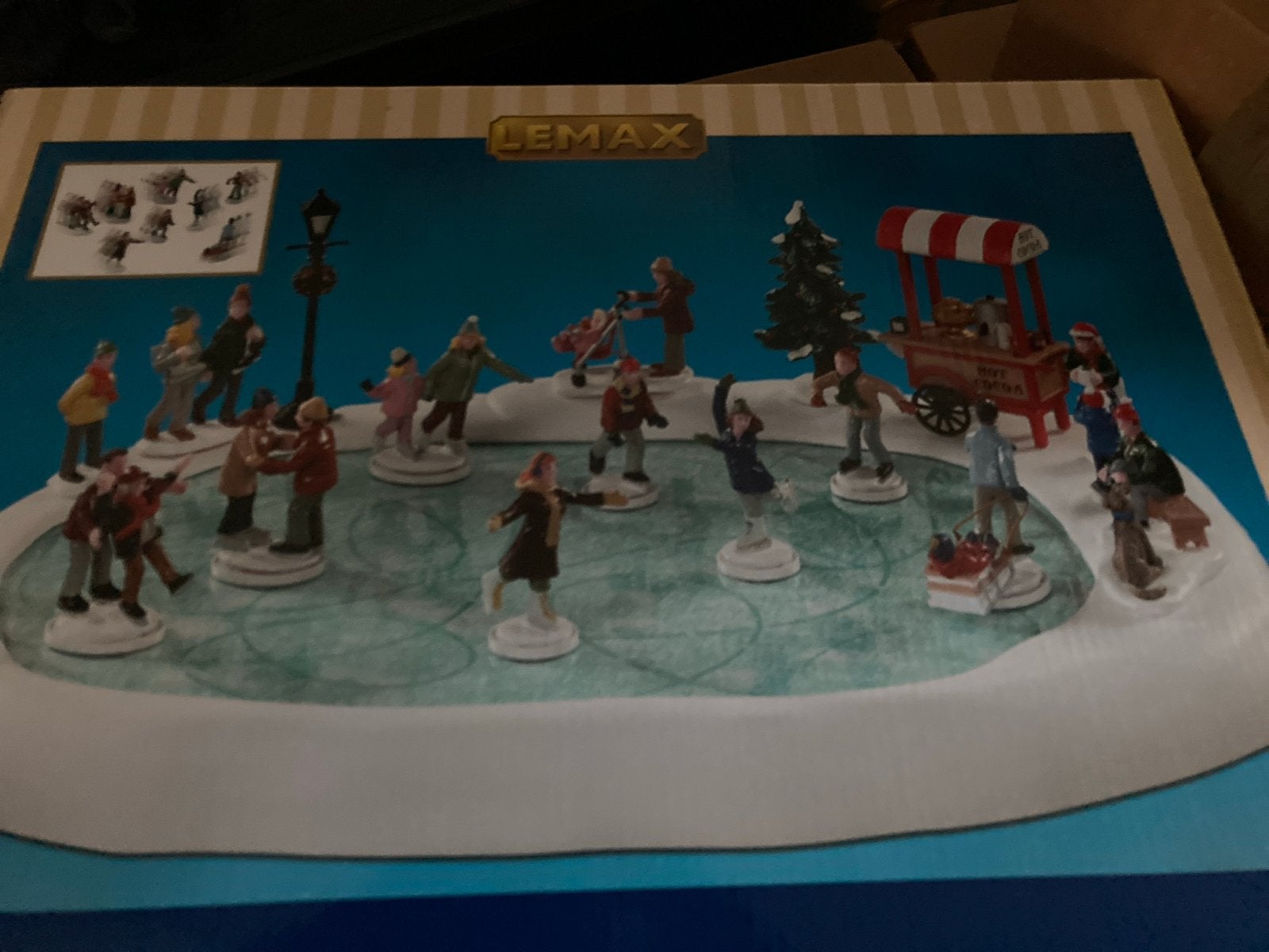 Lemax schaatsbaan met geluid en bewegende figuren, Diversen, Ophalen of Verzenden, Zo goed als nieuw