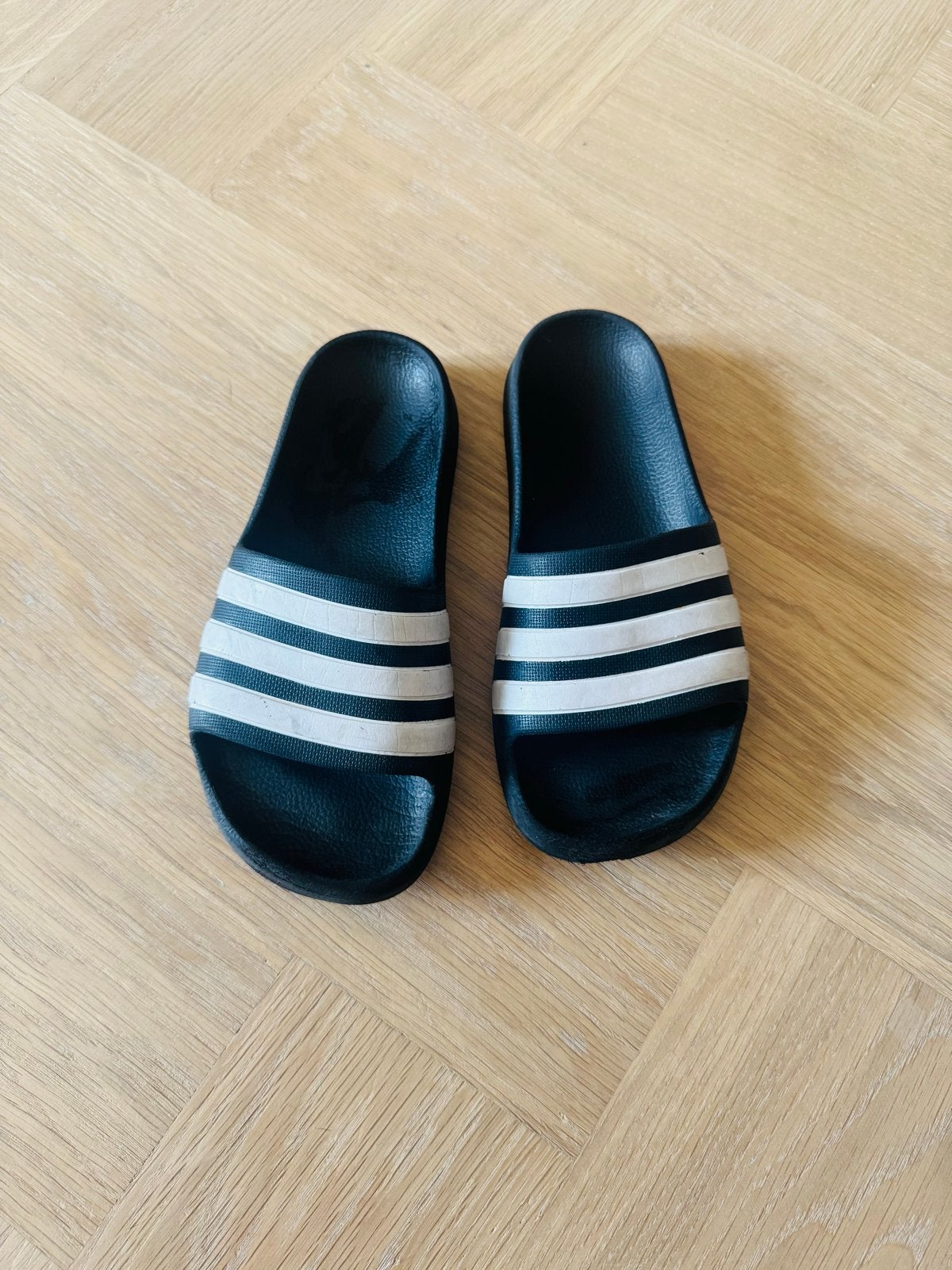 Adidas Adilette slippers - Zwart met witte strepen maat 34, Slippers, Zwart, Ophalen of Verzenden, Gedragen