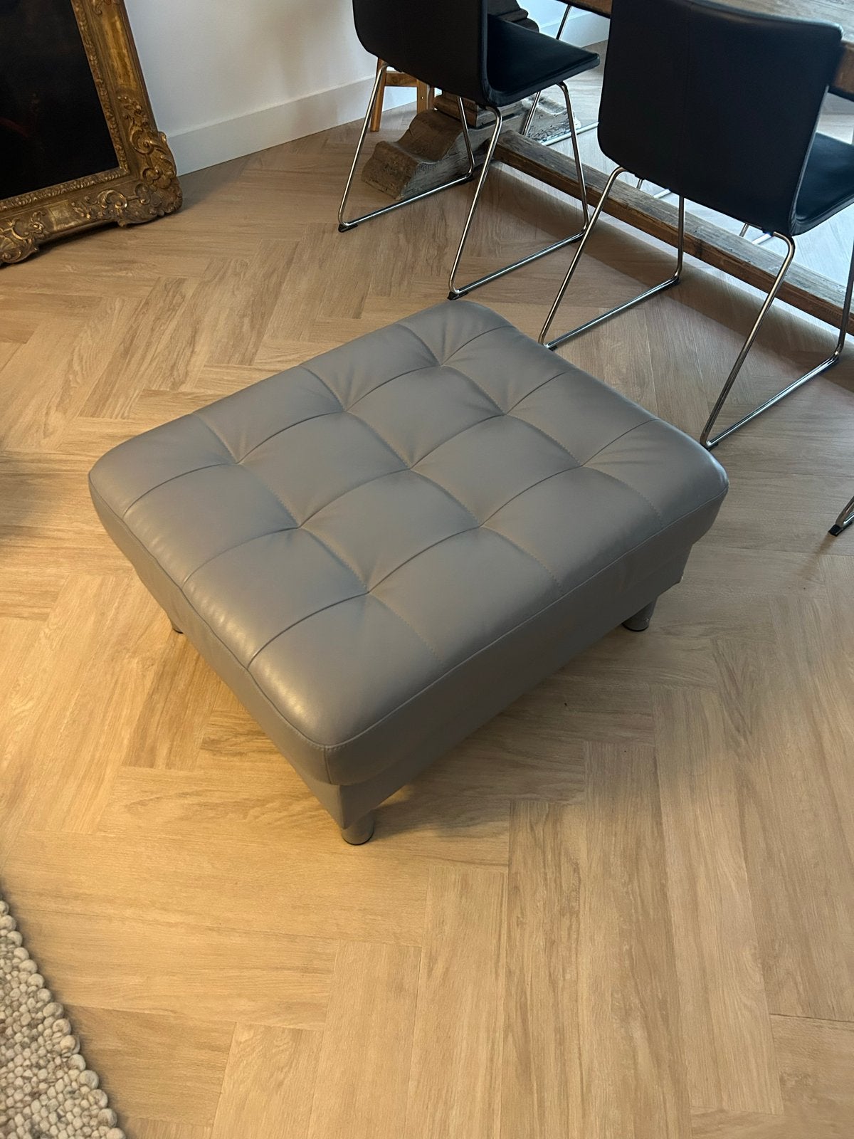Ikea Landskrona poef grijs leer - Zo goed als nieuw, Huis en Inrichting, Ophalen, Leer, 75 tot 100 cm, Zo goed als nieuw