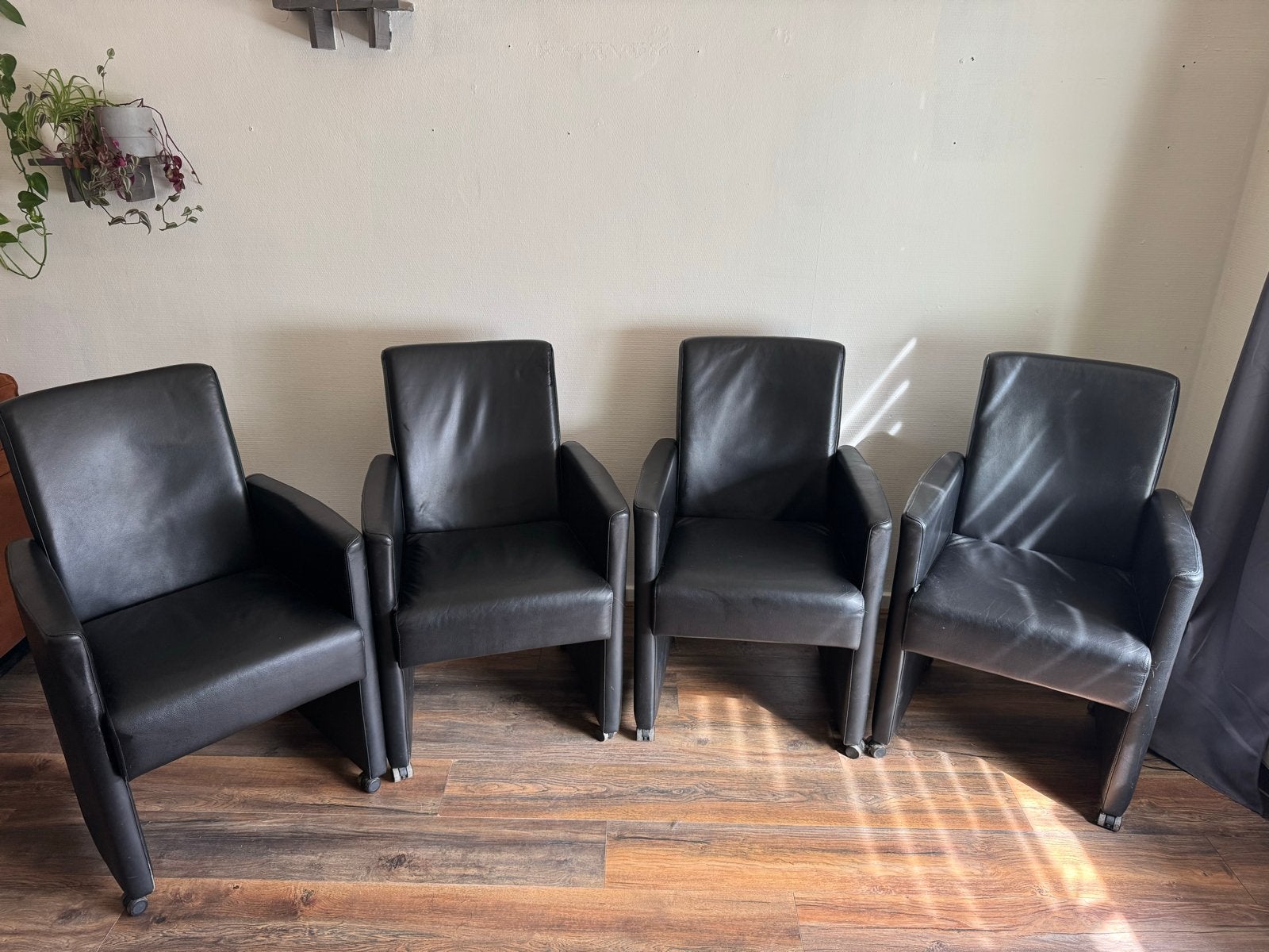4 Zwarte Verrijdbare Stoelen leer, Gebruikt, Zwart, Leer, Ophalen of Verzenden