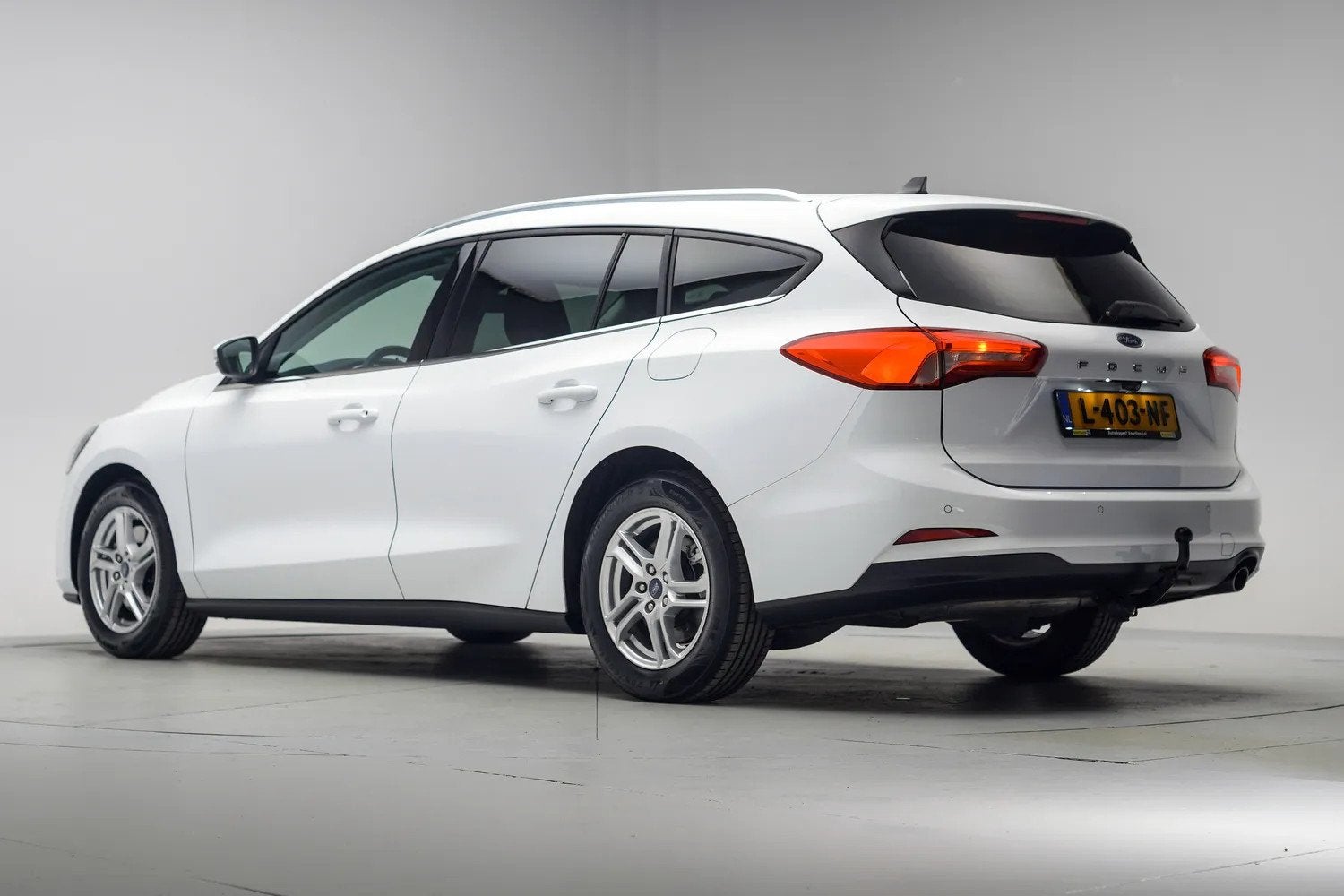 Ford Focus 1.0 EcoBoost Business [ Navi Camera Trekhaak ], Auto's, 101 pk, Gebruikt, 1283 kg, Wit