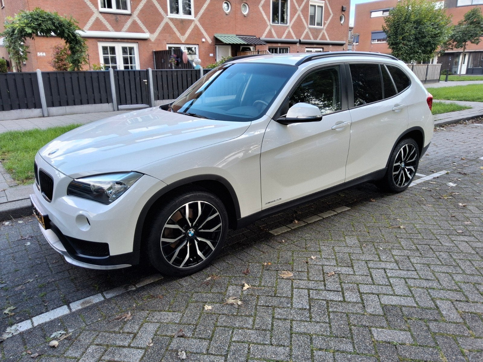 BMW X1 2.0iA X-Drive SPORT-line, Auto's, Zwart, 4 cilinders, 2000 kg, Wit