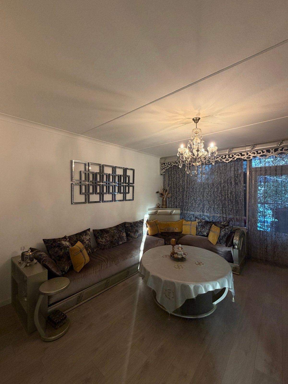 Luxe bankstel met decoratieve kussens, Huis en Inrichting, Banken | Bankstellen, 250 tot 300 cm, Gebruikt, Hoekbank, 75 tot 100 cm