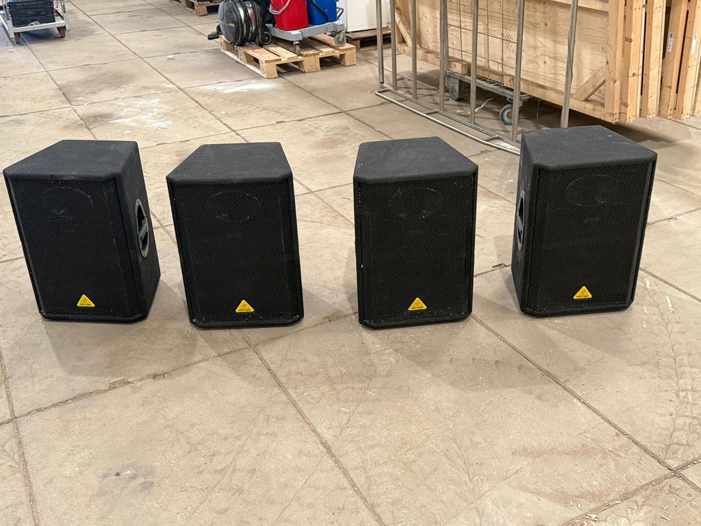2x Behringer Eurolive VS1220, Zo goed als nieuw, 120 watt of meer, Front, Rear of Stereo speakers, Ophalen