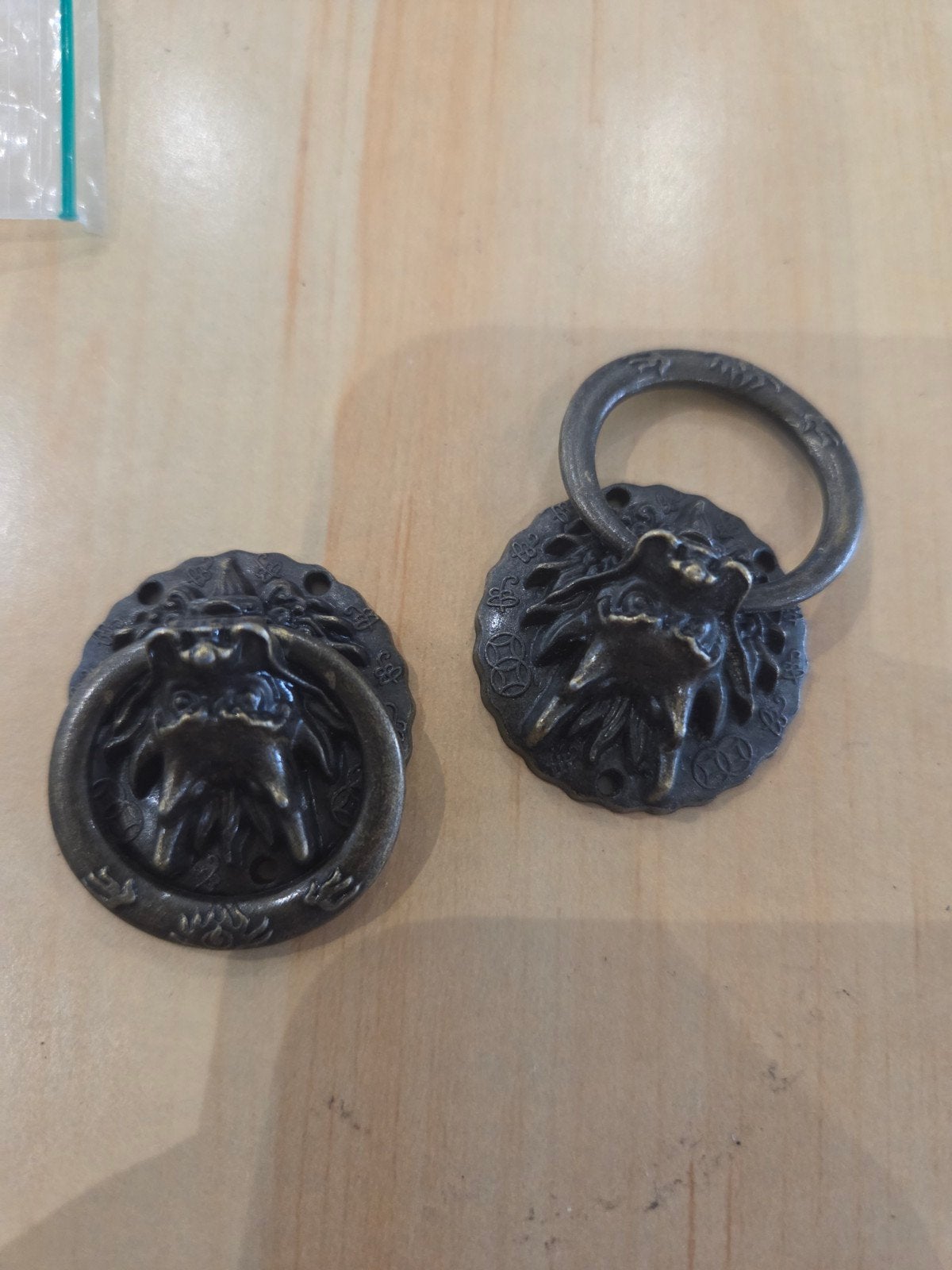2 meubelgrepen draak, Ophalen of Verzenden, Slot