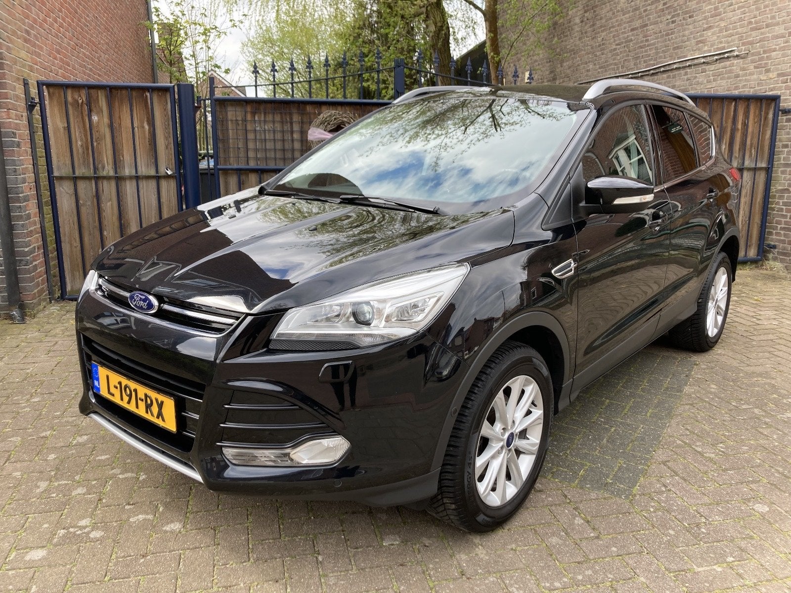 Ford Kuga 1.5 ecob Titanium Plus 2015 65000km Zwart metallic, 1498 cc, 4 cilinders, Parkeersensor, Zwart
