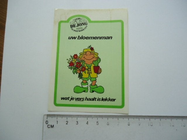 sticker oud DE JONG supermarkt strip bloemen man retro, Verzenden, Zo goed als nieuw, Bedrijf of Vereniging
