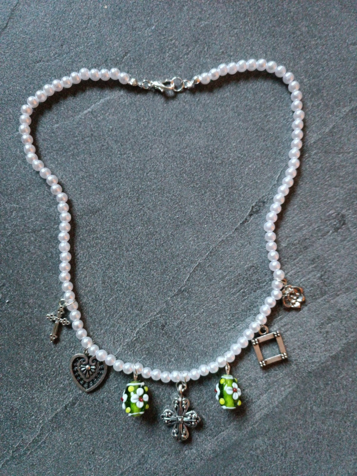 Bedelketting met glaskralen en zilverkleurige bedels, Nieuw, Ophalen of Verzenden, Groen, Overige materialen