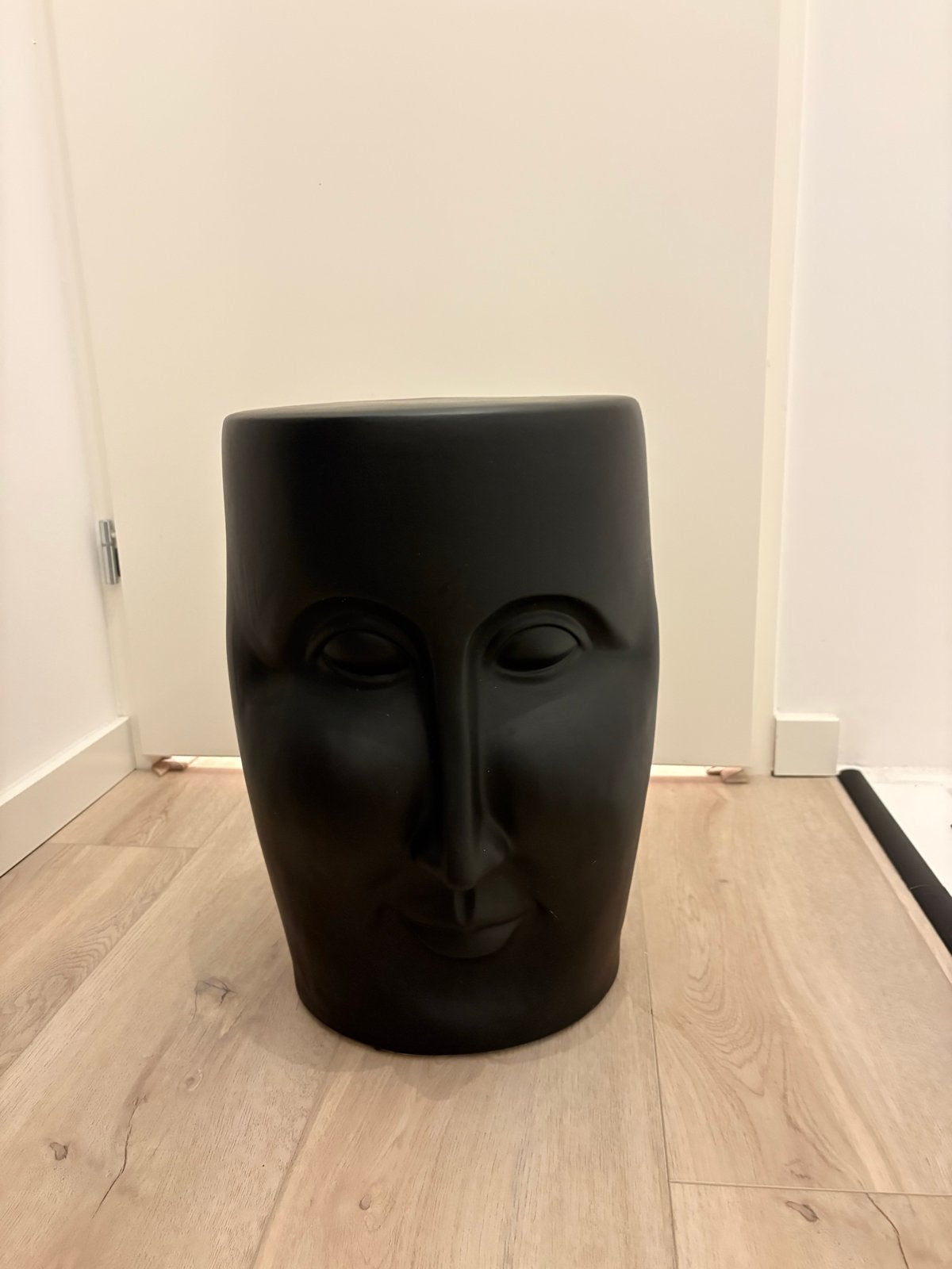 Zwarte bijzettafel/kruk in de vorm van een gezicht, Ophalen, Zo goed als nieuw, Zwart, Modern