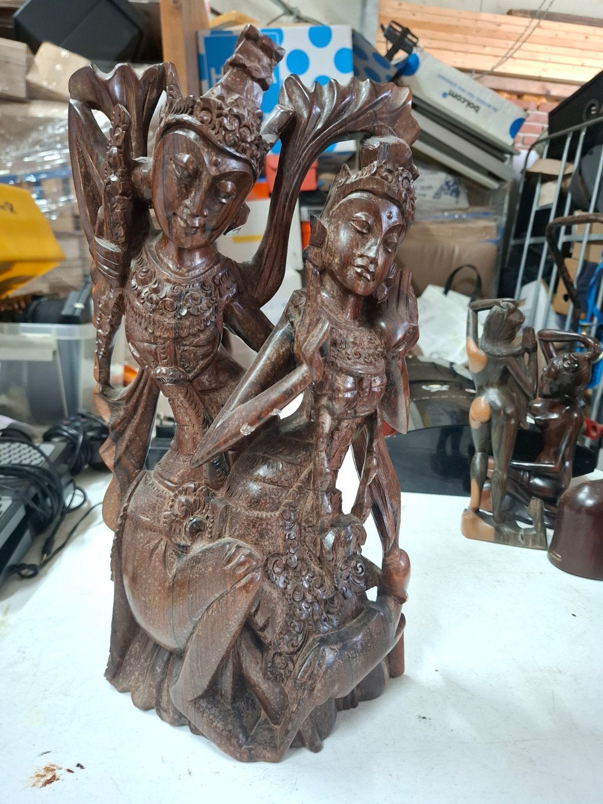 Handgesneden houten sculptuur van Balinese dansers, Antiek en Kunst, Groep mensen, Ophalen of Verzenden, Handgemaakt, 20 - 50 cm