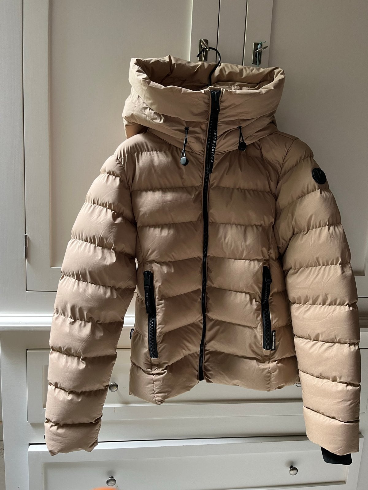Khujo gewatteerde jas maat S, Ophalen, Zo goed als nieuw, Maat 36 (S), Beige