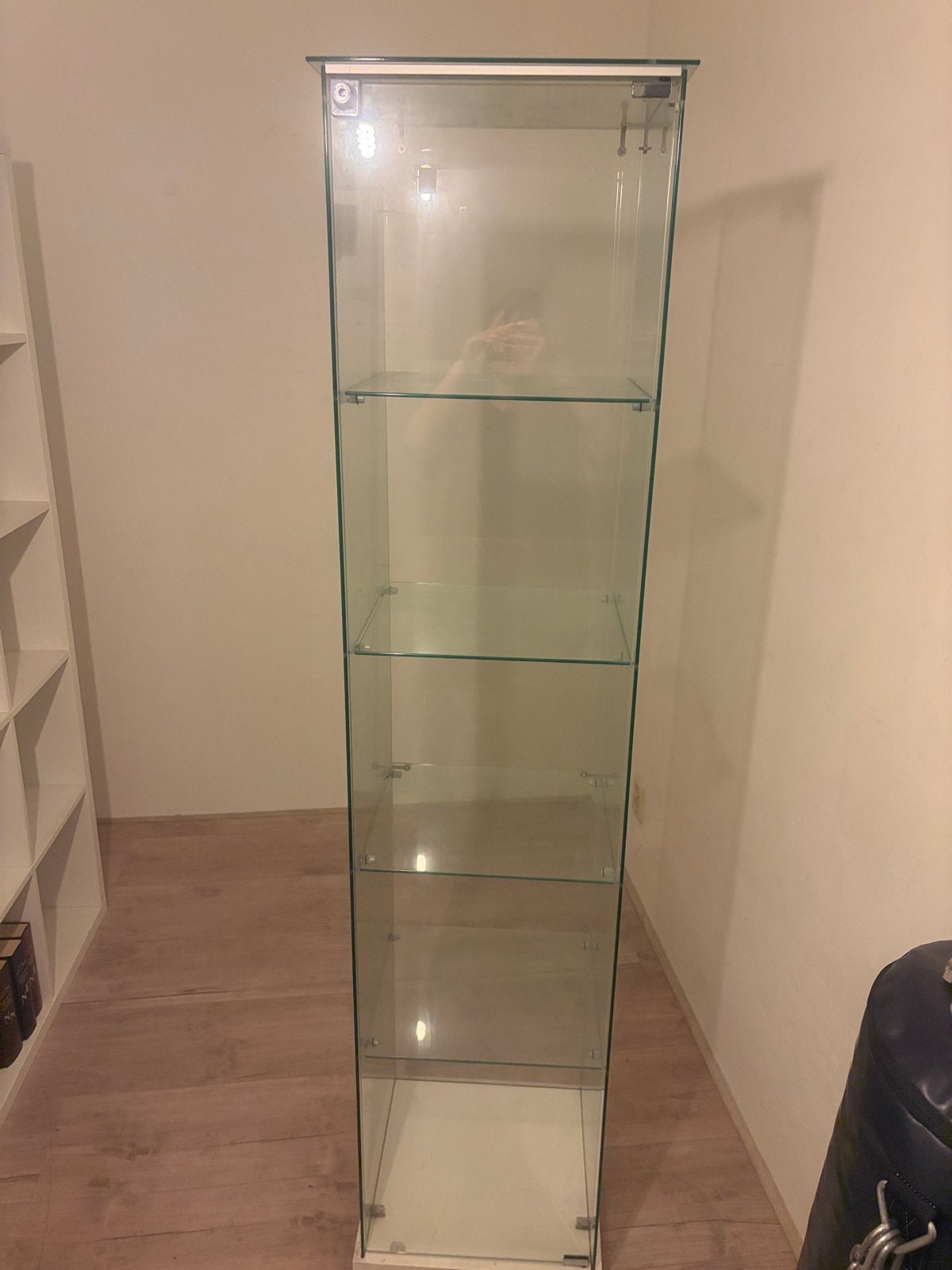 Glazen vitrinekast met defect slot, Huis en Inrichting, Kasten | Vitrinekasten, Ophalen, Minder dan 50 cm, Gebruikt, Glas