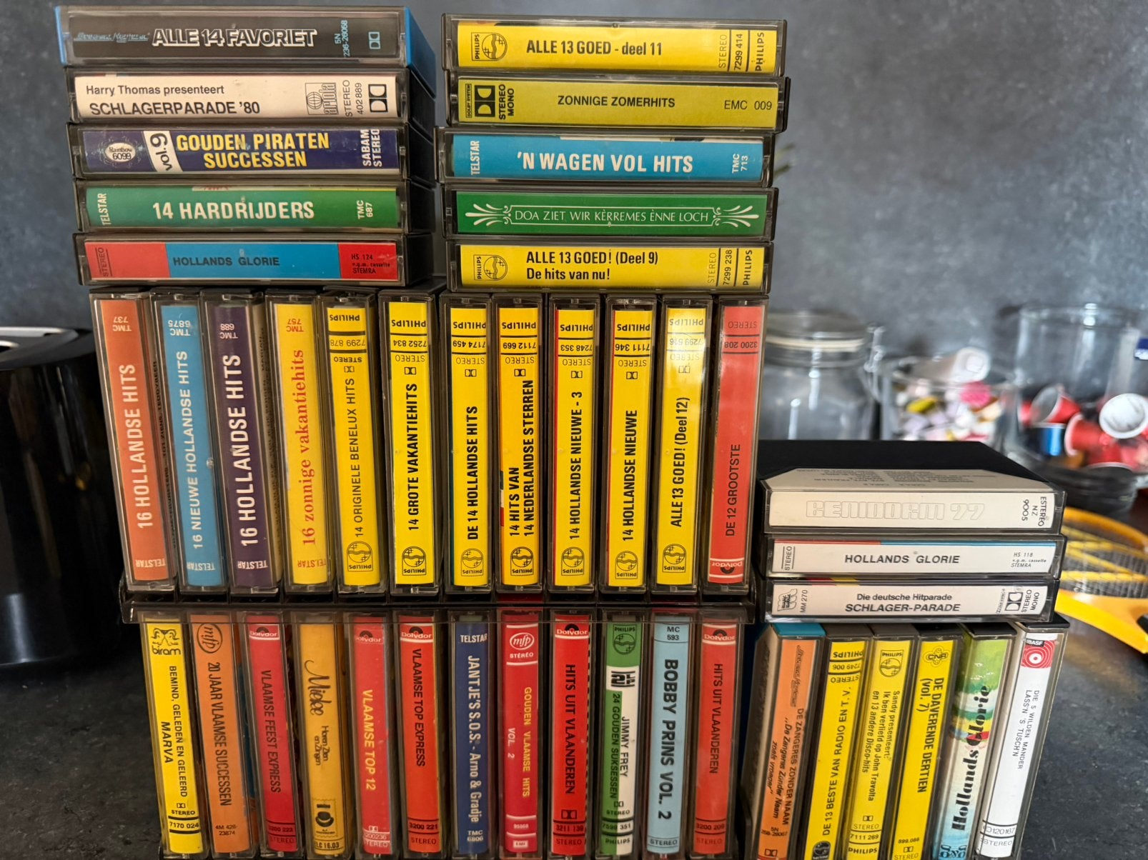 43 stuls cassettes cassettebandjes + 3 rekjes, Cd's en Dvd's, Cassettebandjes, Ophalen of Verzenden, Gebruikt, Overige genres