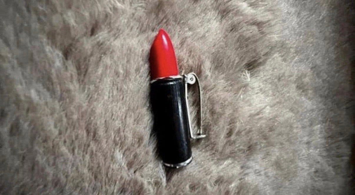 Vintage jaren 80 lipstick broche ., Sieraden, Tassen en Uiterlijk, Ophalen of Verzenden, Zo goed als nieuw, Rood, Overige materialen