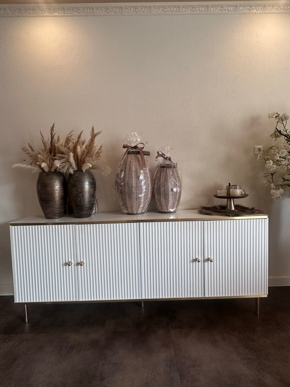 Stijlvol wit dressoir met gouden accenten, Ophalen, Overige materialen, 150 tot 200 cm, Zo goed als nieuw