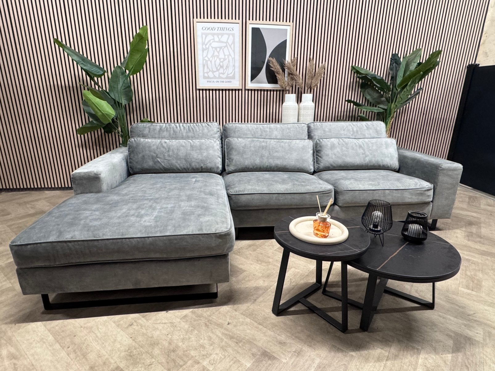 ZGAN Velvet Velours Hoekbank - Vergrijsd Groen - 312 x 180, Huis en Inrichting, Luxe hotel chique hoekbank loungebank vergrijsd groen plofbank