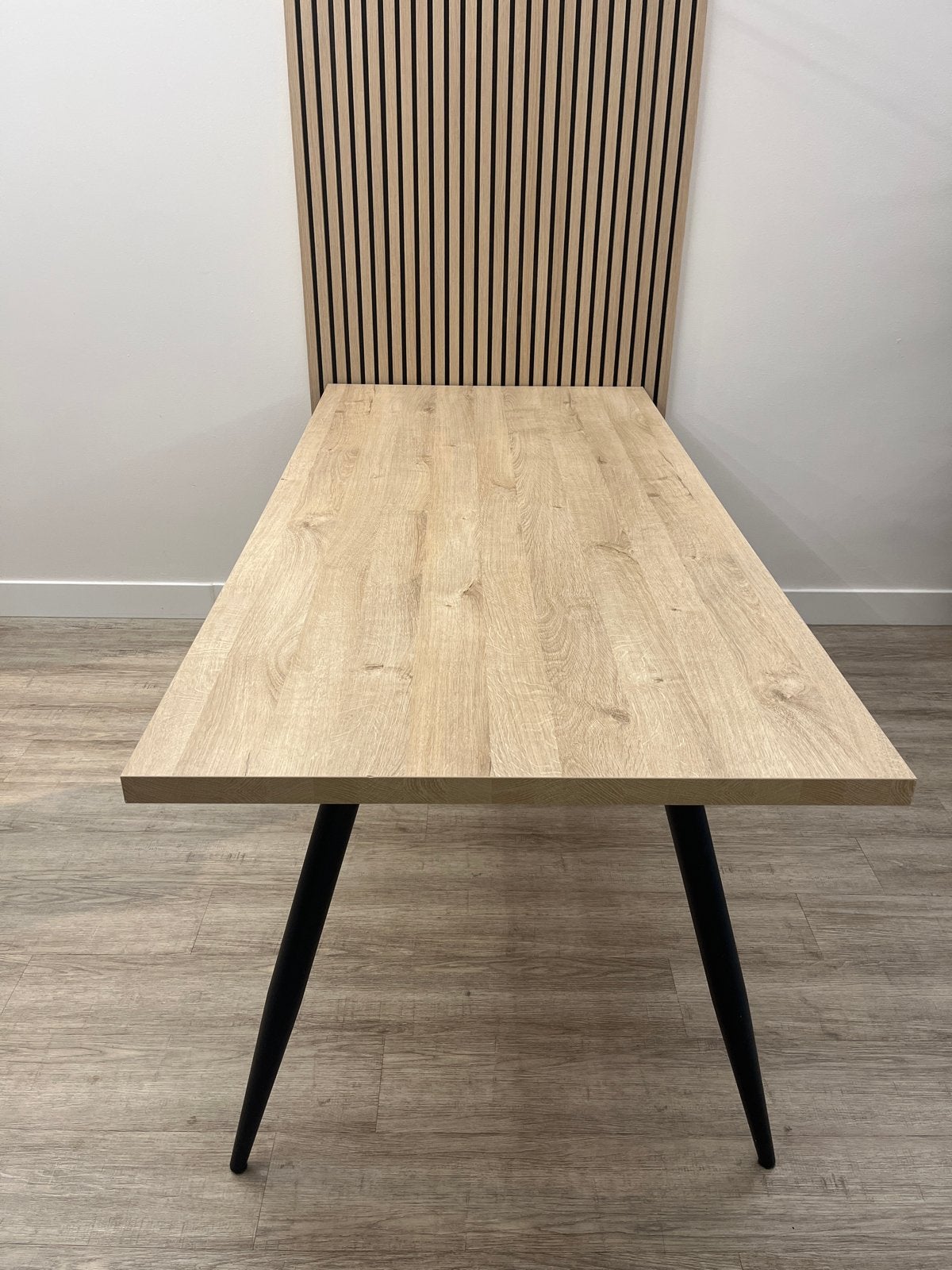 Elegante eettafel met houtlook blad en zwarte poten, Huis en Inrichting, Ophalen, Gebruikt, 50 tot 100 cm, 150 tot 200 cm