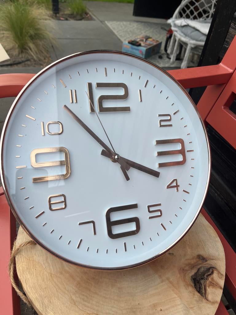 Wandklok met koperkleurige accenten - defect, Ophalen of Verzenden, Gebruikt, Wandklok