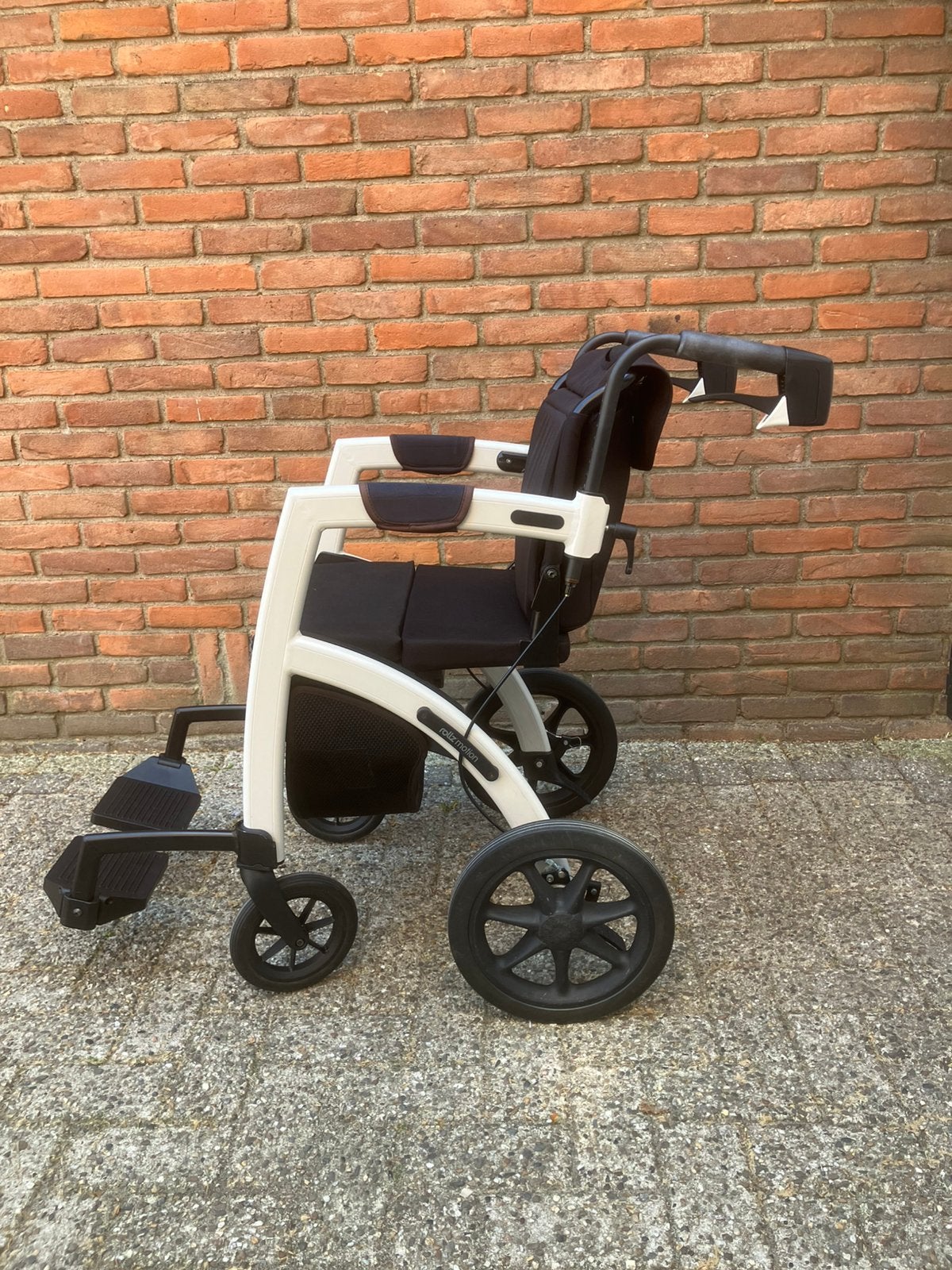 Rollzmotion twee in een rolstoel rollator, Ophalen, Zo goed als nieuw, Duwrolstoel